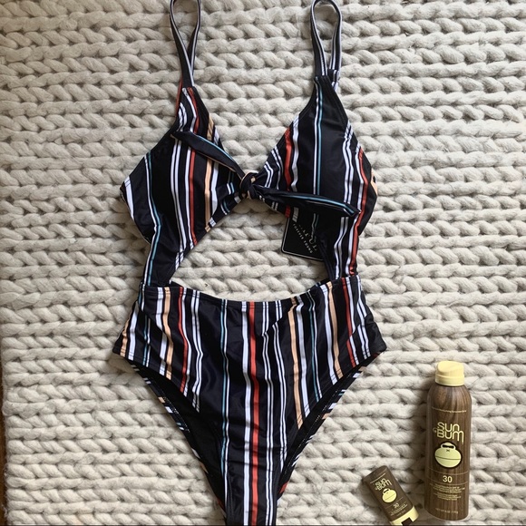 ZAFUL Striped Cutout One-piece Swimsuit - Picture 3 of 7